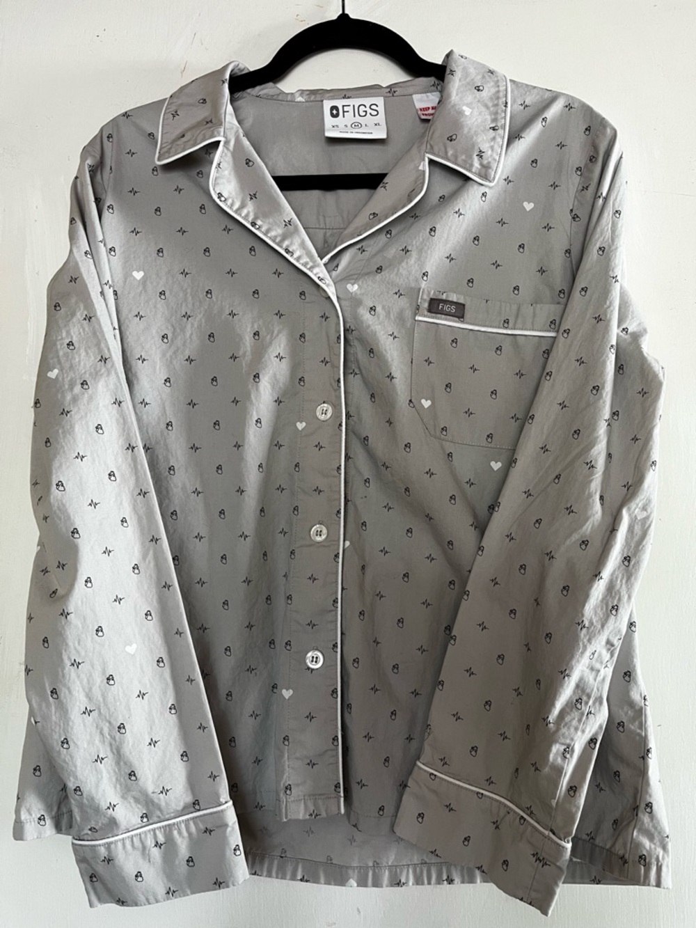 FIGS Gray Button-Up Shirt pajama with heartbeat pattern comfy cozy healthcare